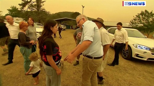 Těhotná žena z australského městě Cobargo, která při požáru přišla o dům, odmítá podat ruku australskému premiérovi Scottovi Morrisonovi. Vyčetla mu, že neposkytl městu dostatečnou podporu pro boj s požáry, které sužují jižní část Austrálie. (2. ledna 2020)