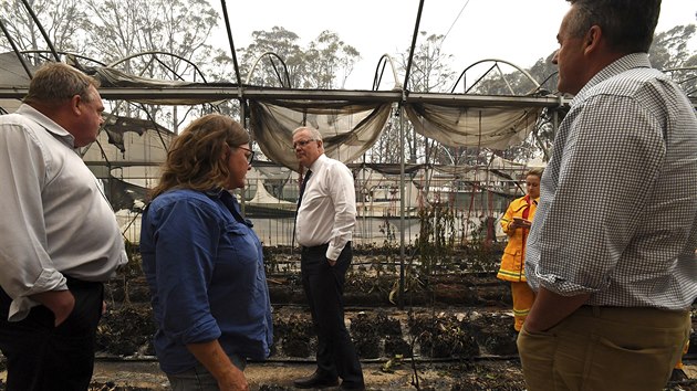 Australský premiér Scott Morrison na návštěvě ohněm poničené farmy v Sarsfieldu ve státě Victoria, který kvůli rozsáhlým požárům vyhlásil stav nouze. Morrison je kritizován, že vláda nedělá dost v boji s požáry, které sužují jih Austrálie. (3. ledna 2020)
