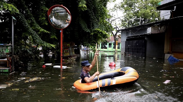 Indonsk hlavn msto Jakarta a jeho okol od pelomu roku el rozshlm zplavm. Maj na svdom destky obt. (4. ledna 2020)