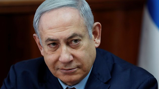Izraelsk premir Benjamin Netanjahu se v projevu na zasedn vldy peekl a oznail svoji zemi za jadernou velmoc. Pot se s rozpaitm smvem opravil. (5. ledna 2020)