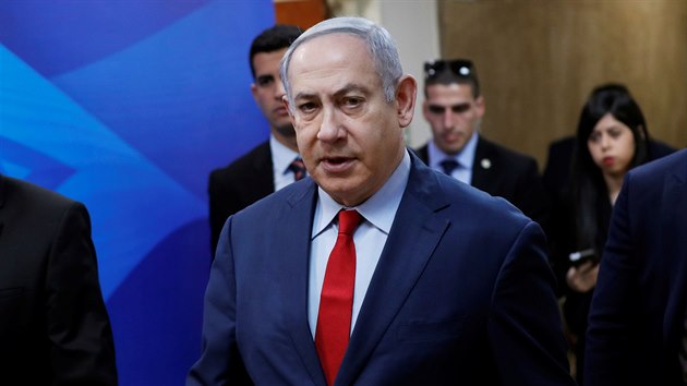 Izraelsk premir Benjamin Netanjahu se v projevu na zasedn vldy peekl a oznail svoji zemi za jadernou velmoc. Pak se s rozpaitm smvem opravil. (5. ledna 2020)