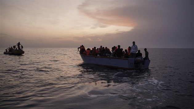 Migranti v peplnn lodi ekaj, a je zachrn humanitrn lo Ocean Viking. (19. z 2019)