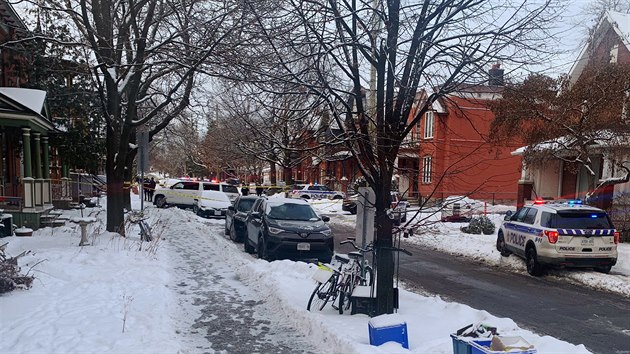 Policie zasahuje na scn stelby v centru kanadskho mst Ottawa na ulici Gilmour, v blzkosti parlamentu. Mdia hovo o alespo jednom mrtvm a nkolika zrannch. (8. ledna 2020)