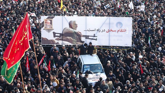 Smutenho prvodu za zabitho generla Ksema Solejmnho se v Tehernu astnily tisce rnc. (6. ledna 2020)