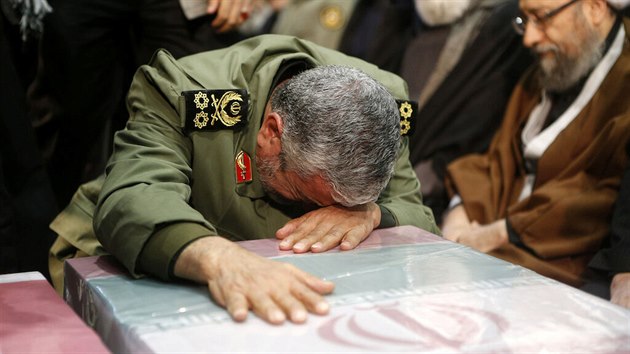 Nstupce zabitho generla Ksema Solejmnho Esml Kan se modl u jeho rakve. (6. ledna 2020)