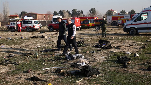 Vyetovatel prohledvaj msto nehody letadla ukrajinskch aerolinek, kter se ztilo krtce po startu z letit v Tehernu. (8. ledna 2020)