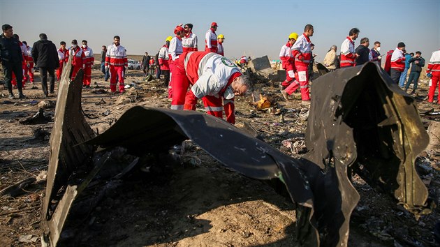 Záchranáři Červeného půlměsíce prohledávají místo nehody ukrajinského letounu nedaleko Teheránu. (8. ledna 2020)
