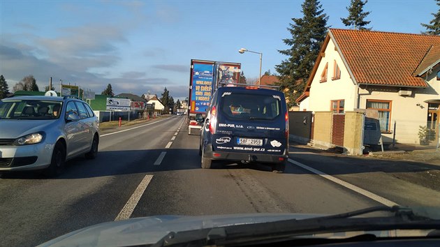 Na objzdn trase v Plan nad Lunic mus idii potat se zdrenm. Auta popojdj v kolon krokem.