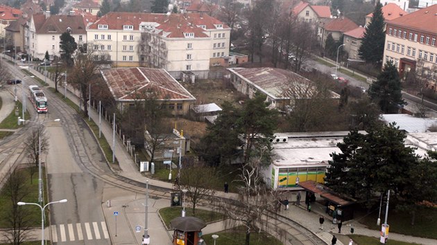 Dv nevyuit nzkopodlan budovy bvalch vojenskch opraven na brnnskm nmst Mru m nahradit polyfunkn dm s parkem.