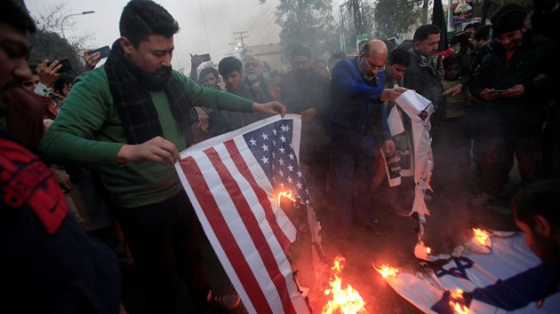 Lid v Pkistnu protestuj proti USA. Americk armda zabila rnskho vdce Ksema Solejmnho Na snmku pl americkou vlajku (4. ledna 2020).