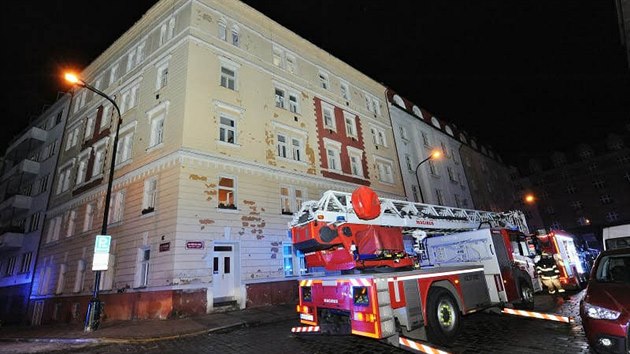 Hasiči při požáru na Praze dvě evakuovali 39 osob. Zachránili také čtyři kočky, které předali do péče veterinářům. Příčinou požáru byla neopatrná manipulace s přímotopem (4. ledna 2020).