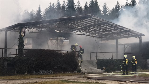 Hasiči zasahují u požáru v rekreačním objektu Věšín (4. ledna 2020).