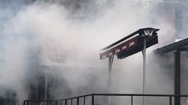 Hasiči zasahují u požáru v rekreačním objektu Věšín (4. ledna 2020).