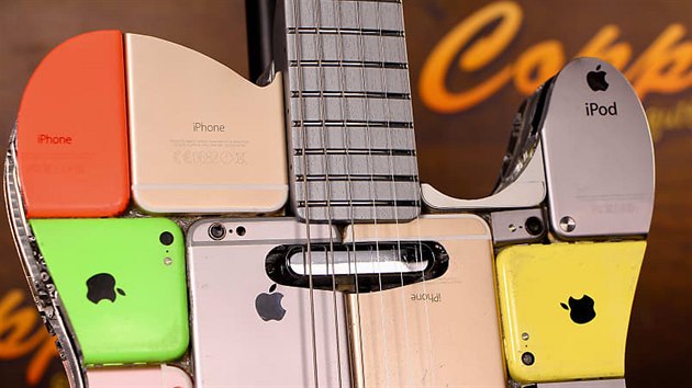 Artem Mayer vytvořil z více než stovky iPhonů netradiční elektrickou kytaru.