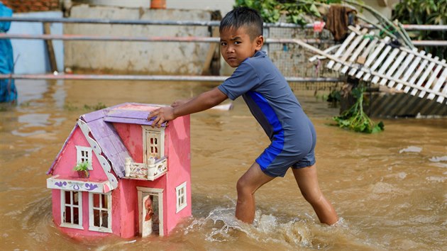Indonsk chlapec v Jakart zachrauje sv hraky. (2. ledna 2020)
