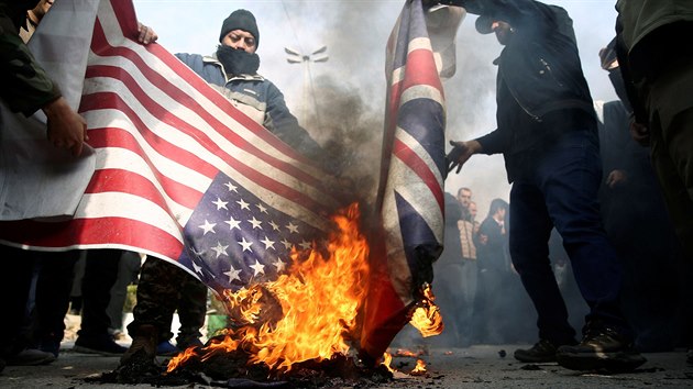 Demonstrativn plen americk a britsk vlajky. rnci reaguj na smrt velitele elitnch jednotek Kuds Ksema Solejmnho, kter zemel po americkm raketovm toku v Bagddu. (3. ledna 2020)