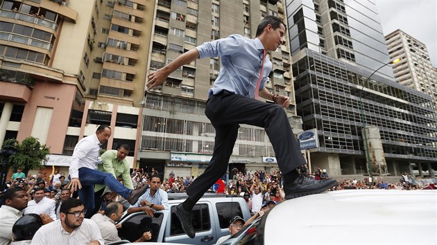 Znovuzvolen f Nrodnho shromdn Juan Guaid bhem protivldnho protestu v Caracasu. (5. ledna 2020)