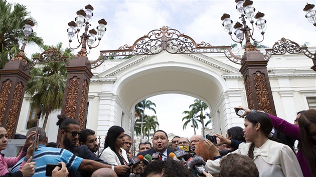 Socialistick strana venezuelskho prezidenta Nicolse Madura prohlsila fem Nrodnho shromdn poslance Luise Parru. (5. ledna 2020)