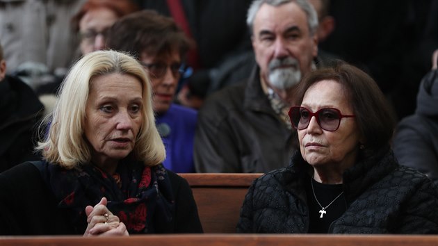 Olga Sommerov a Marta Kubiov na poslednm rozlouen s Tou Fischerovou v krematoriu v praskch Stranicch. (8. ledna 2020)