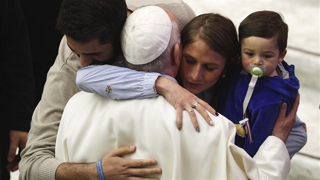 Pape Frantiek se zdrav s lidmi bhem audience ve Vatikn. (8. ledna 2020)