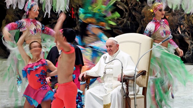 Pape Frantiek se zdrav s lidmi bhem audience ve Vatikn. (8. ledna 2020)