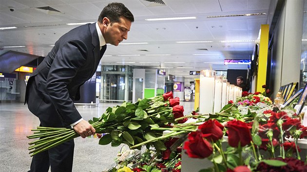 Ukrajinsk prezident Volodymyr Zelenskyj pokld kvtiny k pamtnku obt pdu letounu 737-800 na mezinrodnm letiti Boryspil na Ukrajin. (8. ledna 2020)