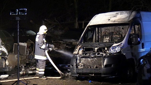 Požár autoservisu v obci Přišimasy na Kolínsku (31. 12. 2019).
