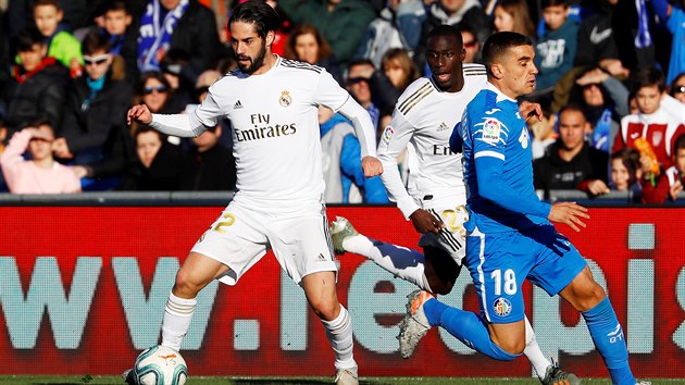 Isco (vlevo)  a Ferland Mendy z Realu Madrid a Mauro Arambarri  z Getafe v ligovm utkn.