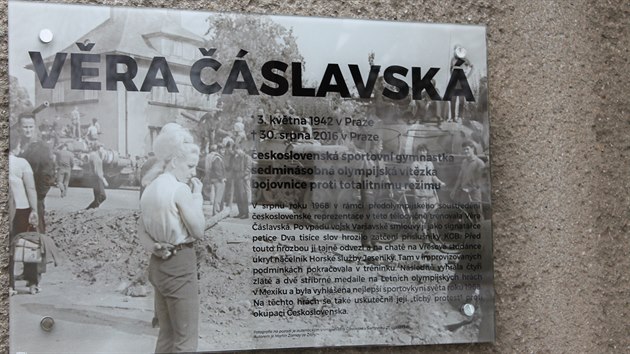 Pamtn deska na umpersk sportovn hale pojmenovan po slavn gymnastce Ve slavsk. Je na n jej fotografie z doby, kdy do umperku pijela v roce 1968 sovtsk okupan vojska a ona se vydala s dalmi lidmi protestovat proti obsazen eskoslovenska.