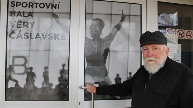 Zden�k Zerz�� p�ed �umperskou�sportovn� halou, ve kter� tr�novala V�ra ��slavsk� p�i soust�ed�n�ch reprezenta�n�ho t�mu gymnastek.�Hala nyn� nese jej� jm�no.