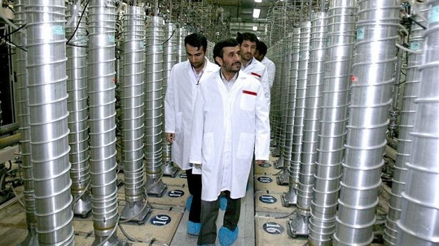 Mahmúd Ahmadínežád na exkurzi v Natanzu v roce 2009