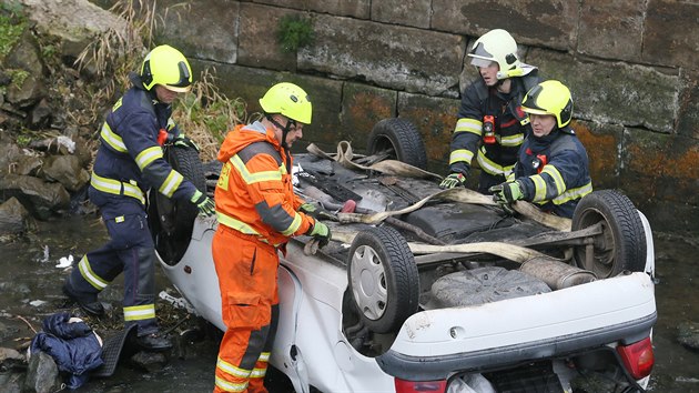 V centru st nad Labem skonilo osobn auto po dopravn nehod s kamionem v ece Blin.