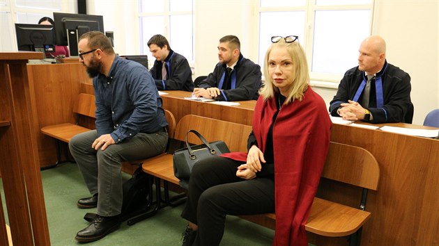 Bval editel spolenosti Femme Frantiek Novotn a pedsedkyn pedstavenstva Dana Helebrant ped soudem v Lounech. (6. ledna 2020)