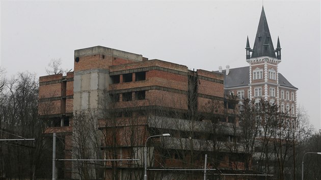 Ruina nedostavn lzesk ubytovny v Mlnsk ulici v Teplicch se ocitla v bludnm kruhu. Objekt toti prvn neexistuje a nen znm jeho majitel. Stavebn ad tak nem s km jednat o ppadnm stren i zabezpeen budovy.