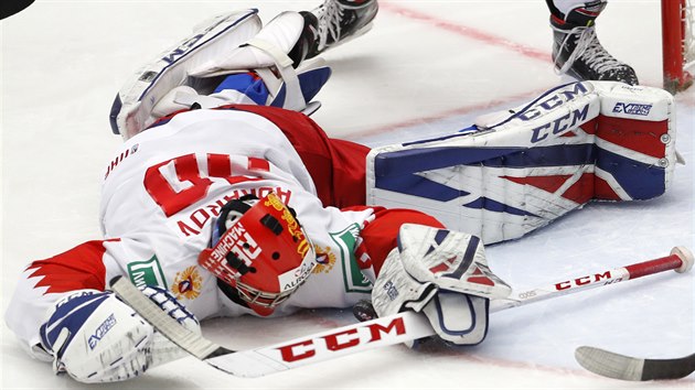 Rusk brank Jaroslav Askarov zasahuje ve tvrtfinle MS hokejist do 20 let.