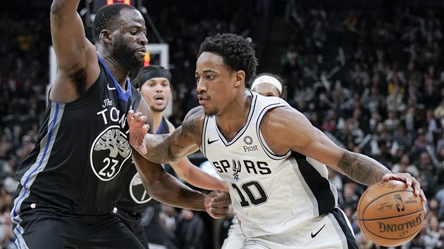 DeMar DeRozan ze San Antonia obchz Draymonda Greena z Golden State.