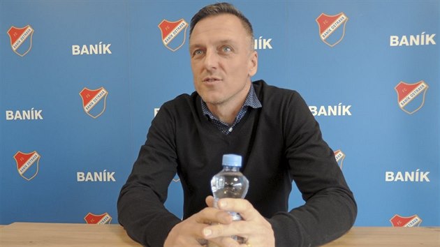 Lubo Kozel na tiskov konferenci Banku Ostrava.