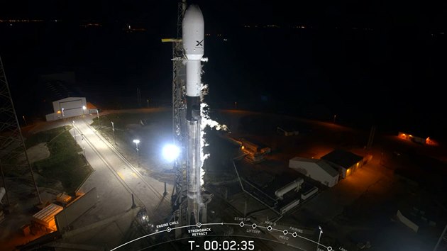 Dvě minuty před startem je Falcon 9 připraven na letecké základně na floridském mysu Cape Canaveral