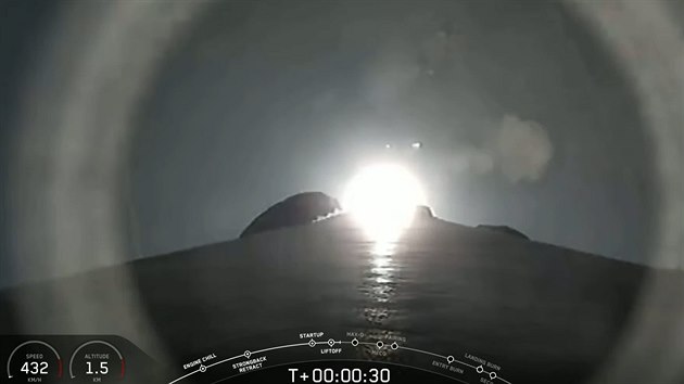 Půl minuty po startu má Falcon 9 rychlost 432 km/h a je ve výšce 1,5 km