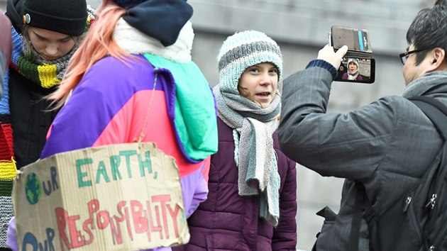 vdsk ekologick aktivistka Greta Thunbergov se v den svch 17. narozenin pipojila ke klimatick stvce student u budovy parlamentu ve Stockholmu. (3. ledna 2020)