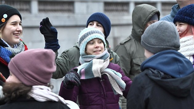 vdsk ekologick aktivistka Greta Thunbergov se v den svch 17. narozenin pipojila ke klimatick stvce student u budovy parlamentu ve Stockholmu. (3. ledna 2020)