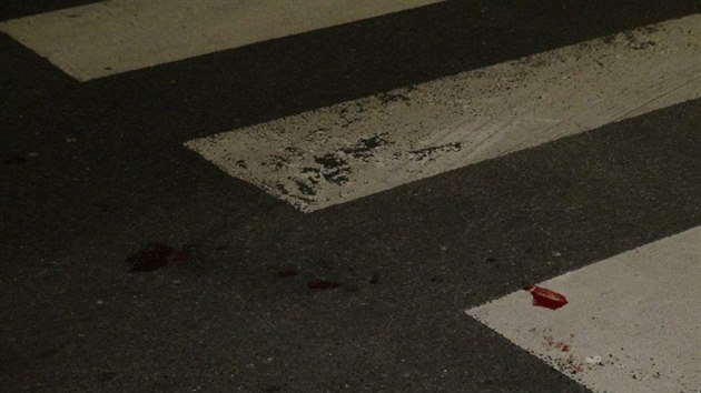 Na přechodu pro chodce v pražských Strašnicích ležel muž, kolem sebe měl stopy krve. (6. ledna 2020)