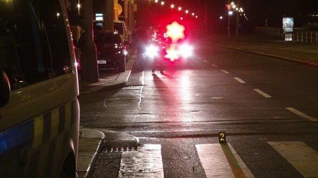 Na přechodu pro chodce v pražských Strašnicích ležel muž, kolem sebe měl stopy krve. (6. ledna 2020)