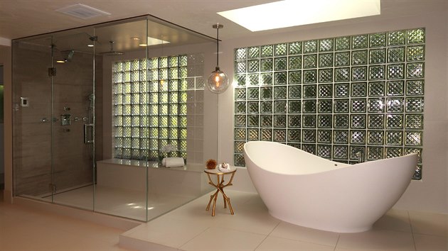 Koupelna je vybaven velkm sprchovm koutem i vanou.