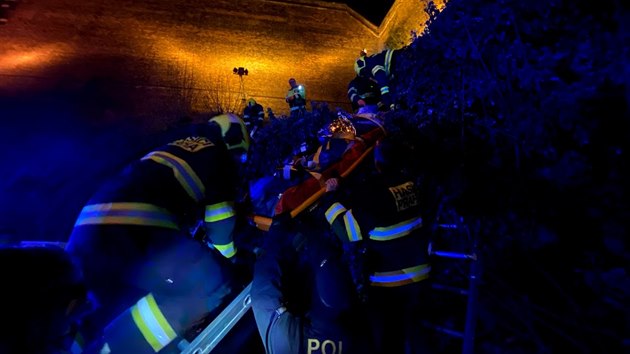 Ve tvrtek veer spadla z vyehradskch hradeb v Praze 4 ena, kterou museli z nepstupnho ternu vyprostit hasii. (2. ledna 2020)