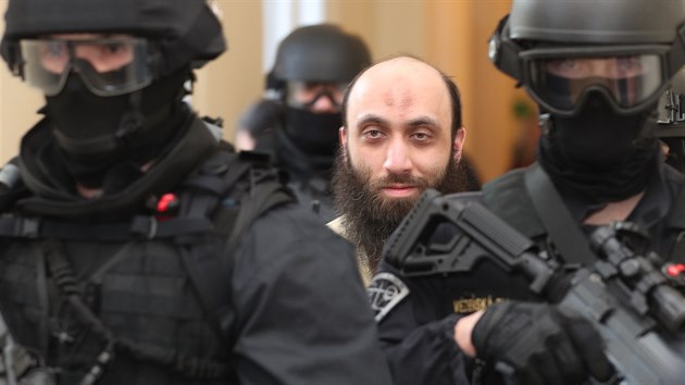 Mstsk soud v Praze se v ter zabval kauzou Samera Shehadeha, bvalho praskho imma, jeho bratra a vagrov. Trojice el obvinn z asti na teroristick skupin, z podpory a propagace terorismu a z financovn terorismu. (7. ledna 2020)