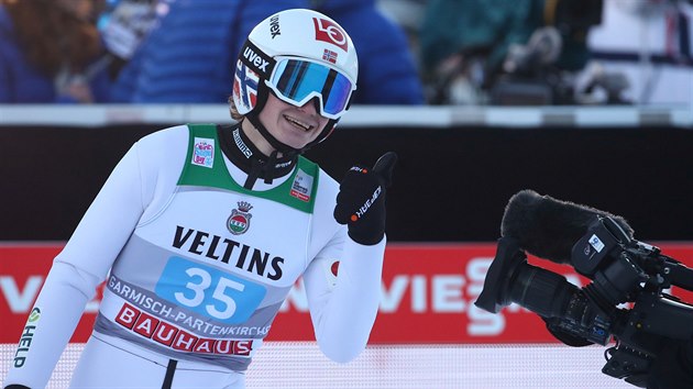 Norský skokan na lyžích Marius Lindvik se raduje z vítězství v závodě Turné čtyř můstků v Ga-Pa.