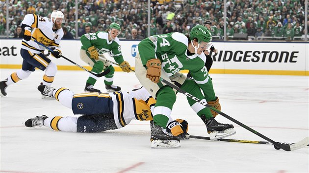 Denis Gurjanov (vpravo) z Dallasu br�n�n� Mattem Irwinem z Nashvillu.