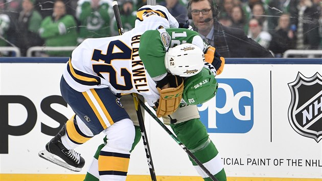 Radek Faksa (vpravo) z Dallasu v poty�ce s  Colinem Blackwellem z Nashvillu.