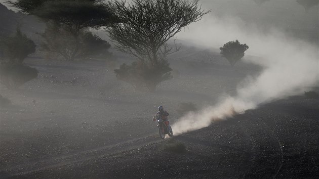 Motocyklista Luciano Benavides na trati 2. etapy Rallye Dakar.